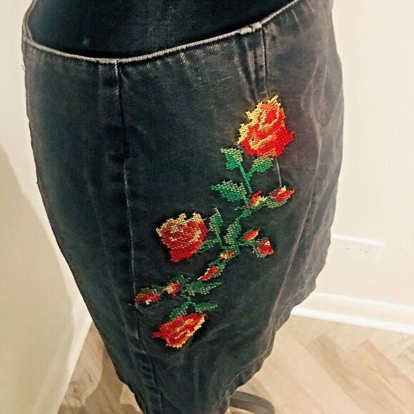 TOP SHOP MOTO Boho Black Denim Jean Floral Cross Stitch Embroidered Skirt 8 - Picture 3 of 8